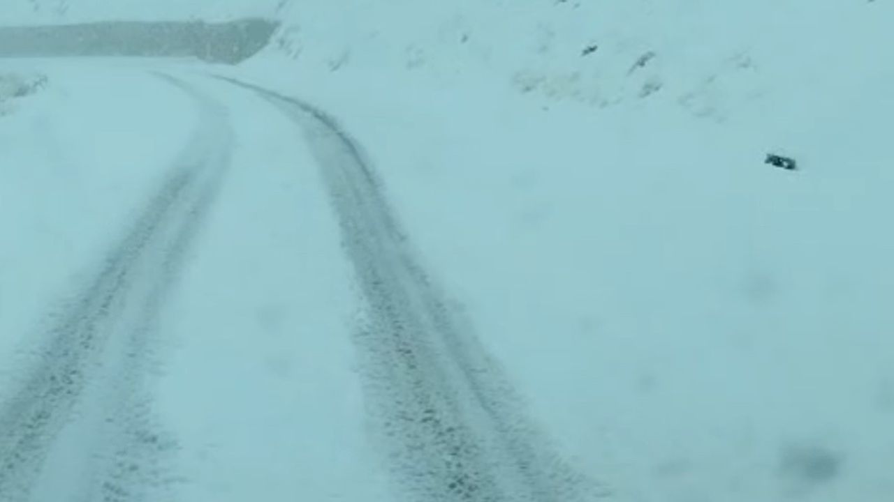 Yüksekova’da Yoğun Kar Yağışı: Çobanpınar Köyü Yolu Tamamen Kapandı