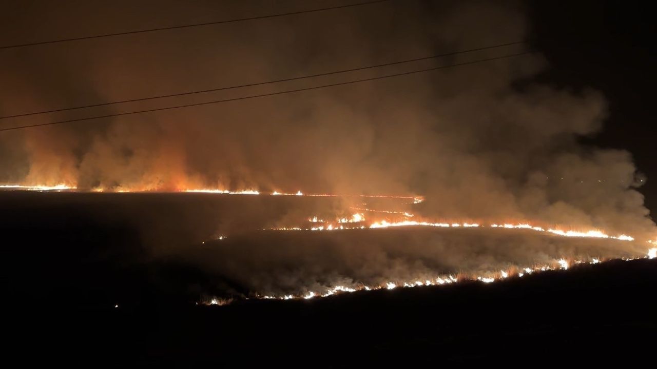 Yüksekova’daki Nehil Sazlığı yangını yerleşimleri tehdit ediyor