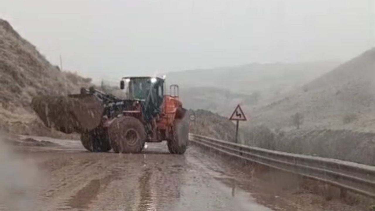 Yüksekova-Van kara yolunda Çöplük mevkiinde heyelan: Karayolları ekipleri müdahale etti