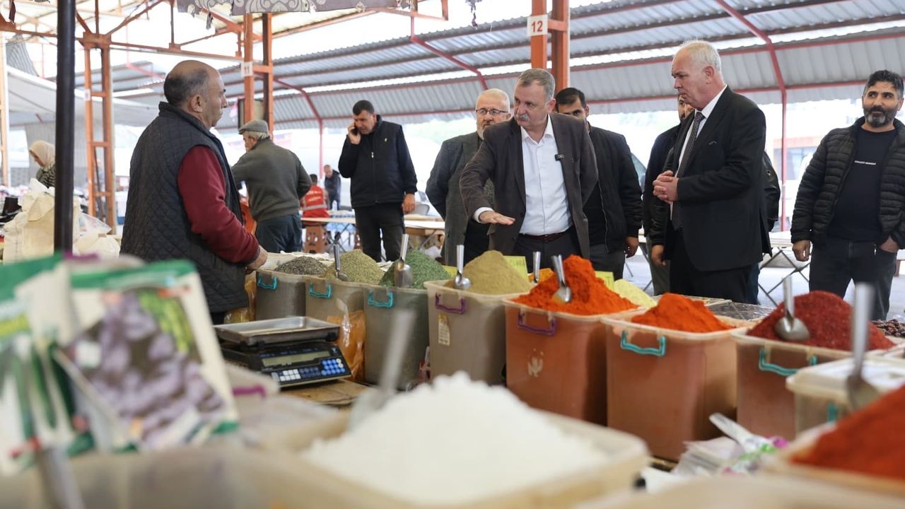 Yunusemre Belediye Başkanı Semih Balaban Laleli Pazar Yeri'nde Esnafla Buluştu