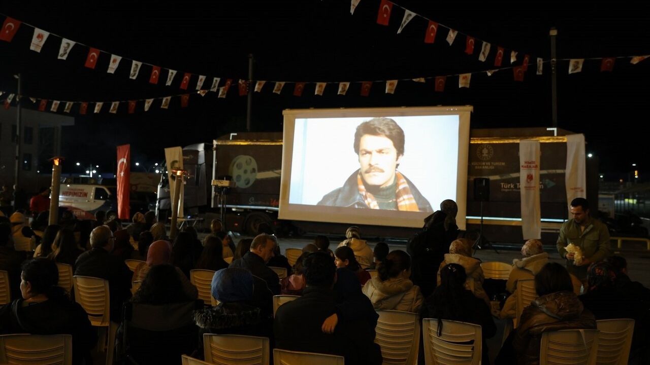 Yunusemre Belediyesi 100. Yıl Meydanı’nda Açık Hava Sineması: 'Selvi Boylum Al Yazmalım' Gösterimi