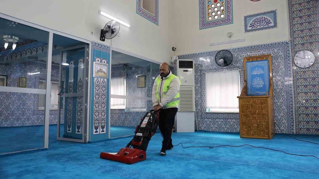 Yunusemre Belediyesi Fatih Sultan Mehmet Camii'nde Temizlik Çalışması Yürüttü