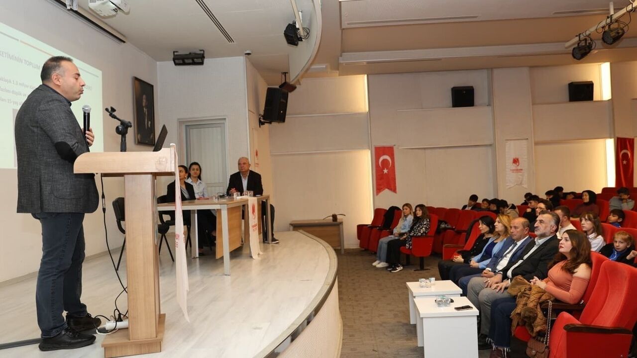 Yunusemre’de 'Temiz Nefes Sağlıklı Gelecek' paneli düzenlendi