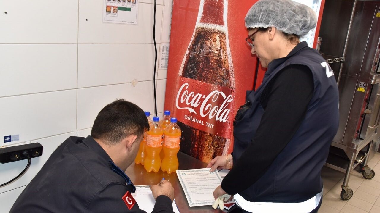 Yunusemre Zabıtası gıda işletmelerinde hijyen, ruhsat ve etiket denetimi gerçekleştirdi