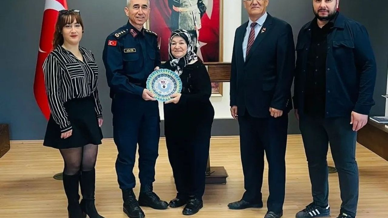 Yüzüncü Yıl Derneği, Jandarma Alay Komutanı Vedat Kültür'ü Ziyaret Etti; 2025-2026 Projeleri Görüşüldü