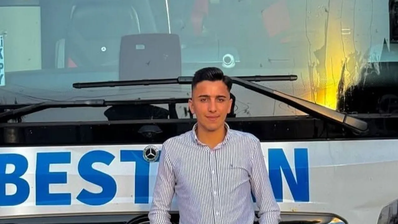 Zernek Barajı'na Uçan Otomobilde Yaşamını Yitiren 22 Yaşındaki Cihat Durna Yüksekova'da Toprağa Verildi