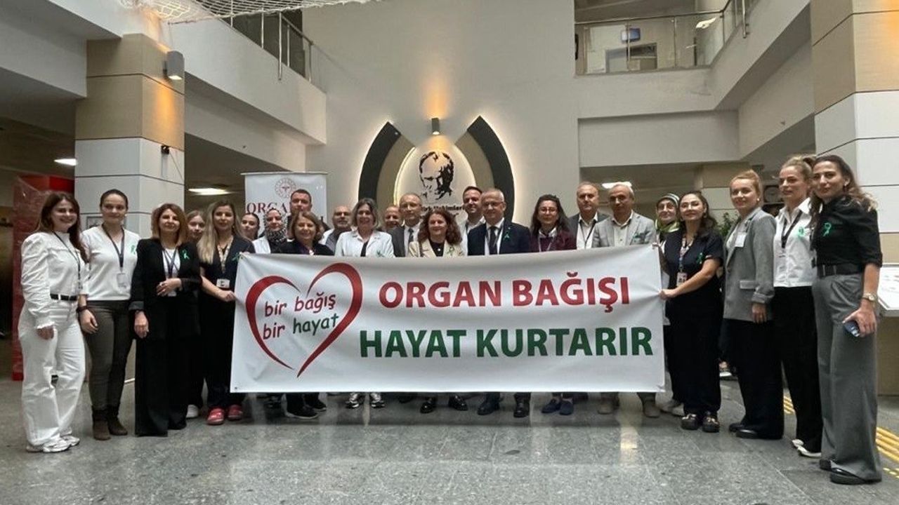 Zonguldak Atatürk Devlet Hastanesi'nde sağlık çalışanları yeşil kurdeleyle organ bağışına dikkat çekti