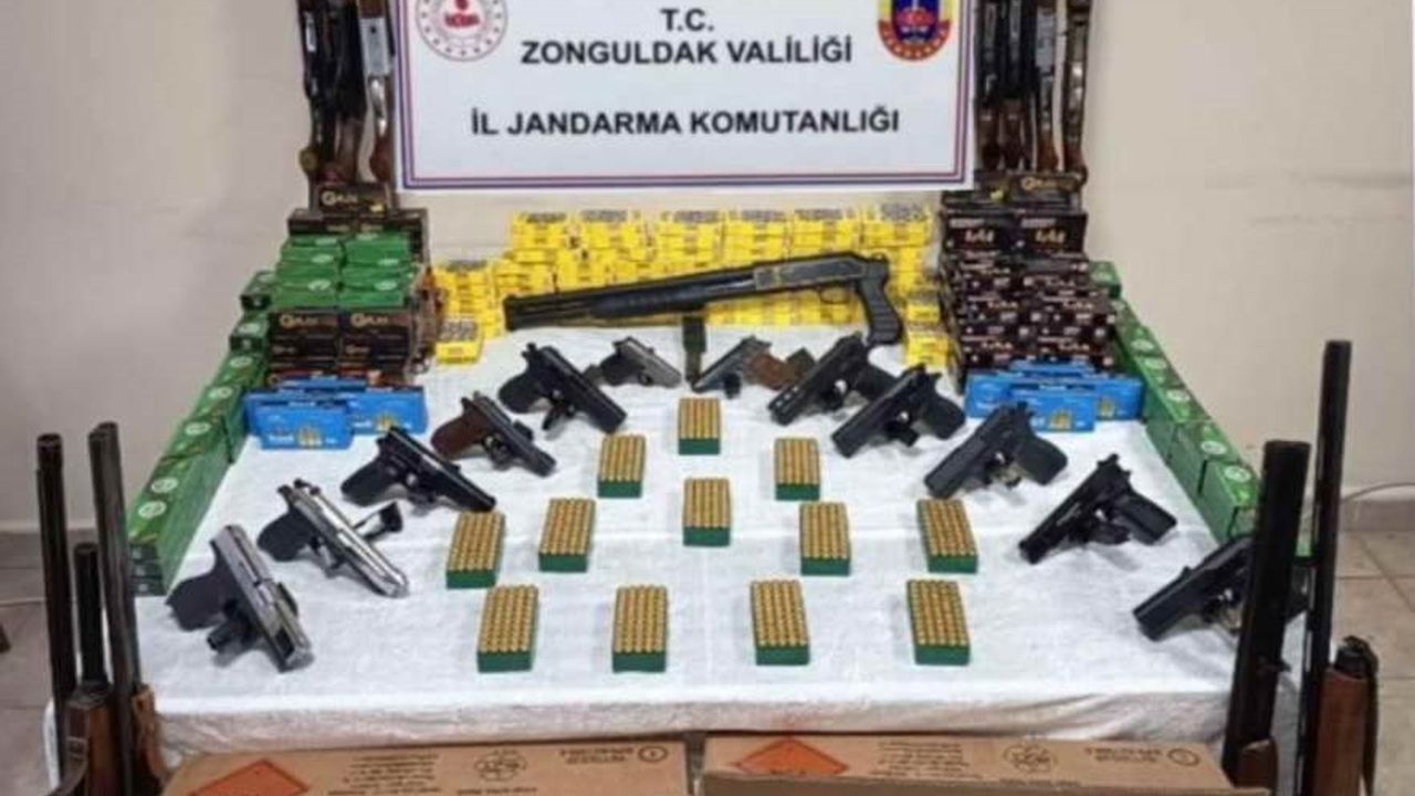 Zonguldak Çaycuma'da kaçak silah atölyesi operasyonu: 18 tabanca, 12 av tüfeği ve 31 bin 931 fişek ele geçirildi