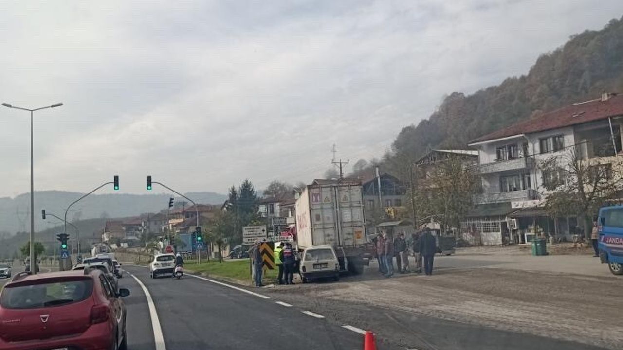Zonguldak-Düzce yolunda park halindeki tıra çarpan otomobilde 2 kişi yaralandı