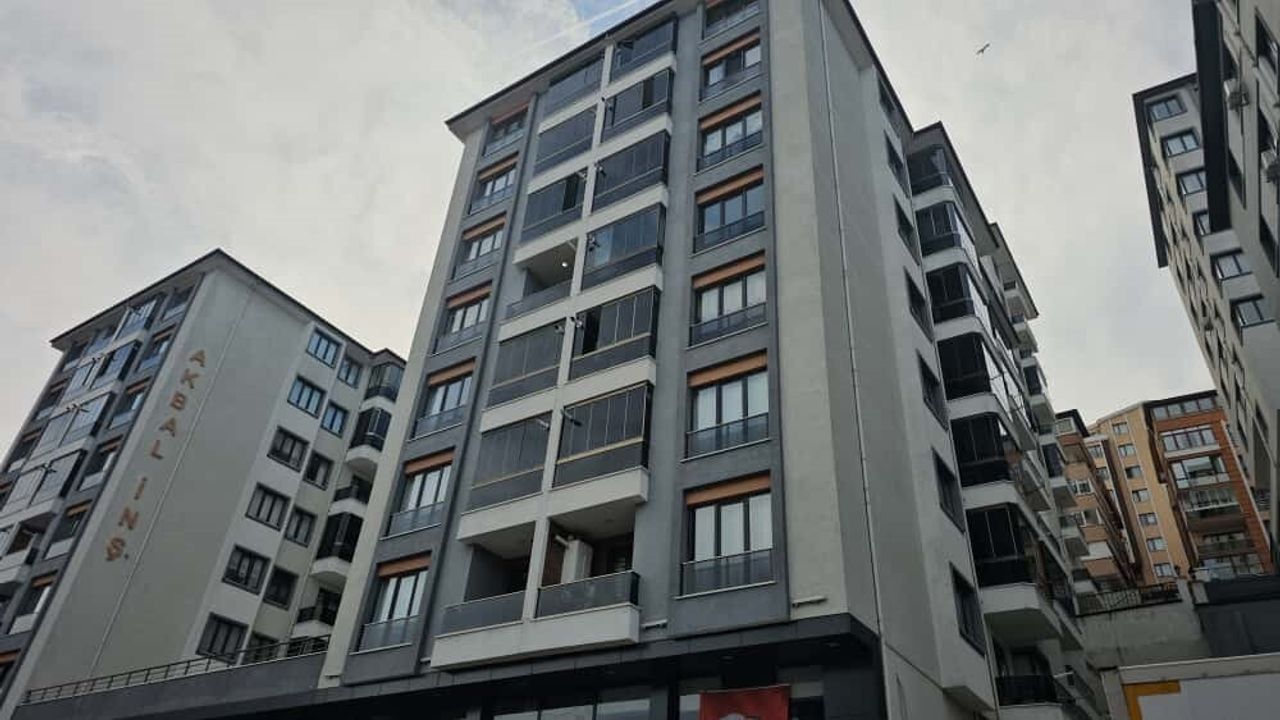 Zonguldak'ta 85 yaşındaki kadın belediye başkanının makam aracının üzerine düşerek hayatını kaybetti