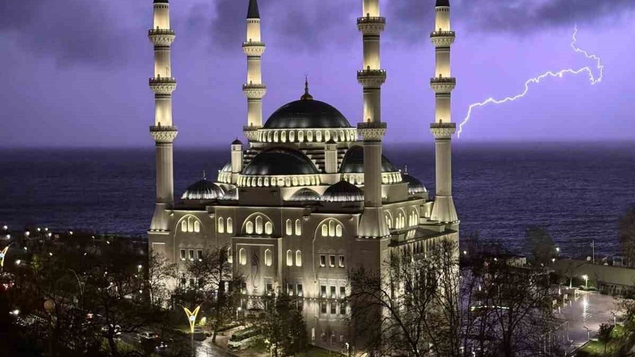 Zonguldak’ta Akşam Sağanağı ve Ardışık Şimşekler Kent Merkezini Aydınlattı