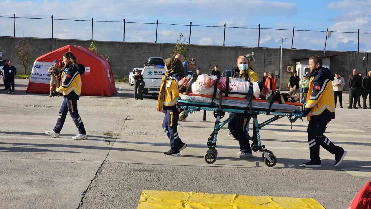 Zonguldak’ta iki yıl önceki deniz faciaları anısına gemi kazası tatbikatı düzenlendi