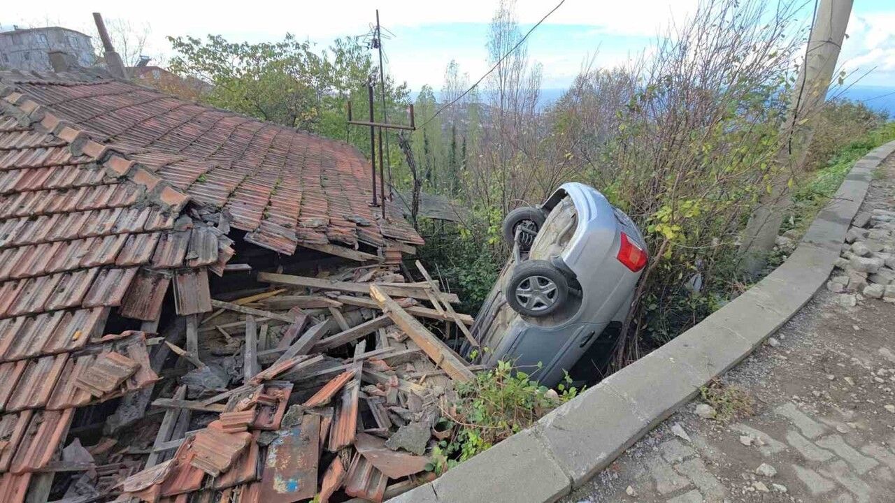 Zonguldak'ta kontrolden çıkan otomobil kullanılmayan evin çatısına düştü — 3 kişi yara almadan kurtuldu