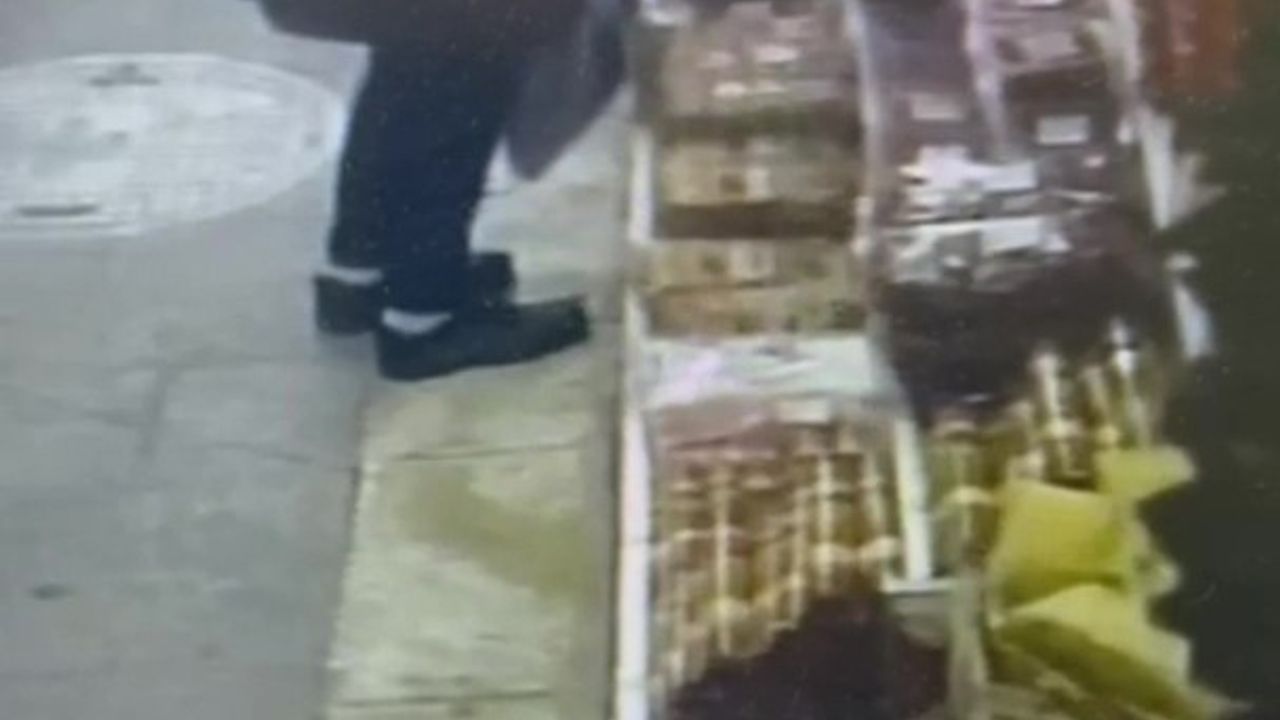 Zonguldak'ta kuruyemişçiden paket ceviz çalındı; olay güvenlik kamerasında