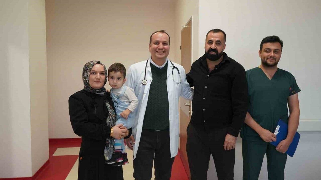 1,5 Yaşındaki Bebekte Yutulan 3 Mıknatıs Bağırsak Delinmesine Neden Oldu, Laparoskopi Destekli Cerrahiyle İyileşti