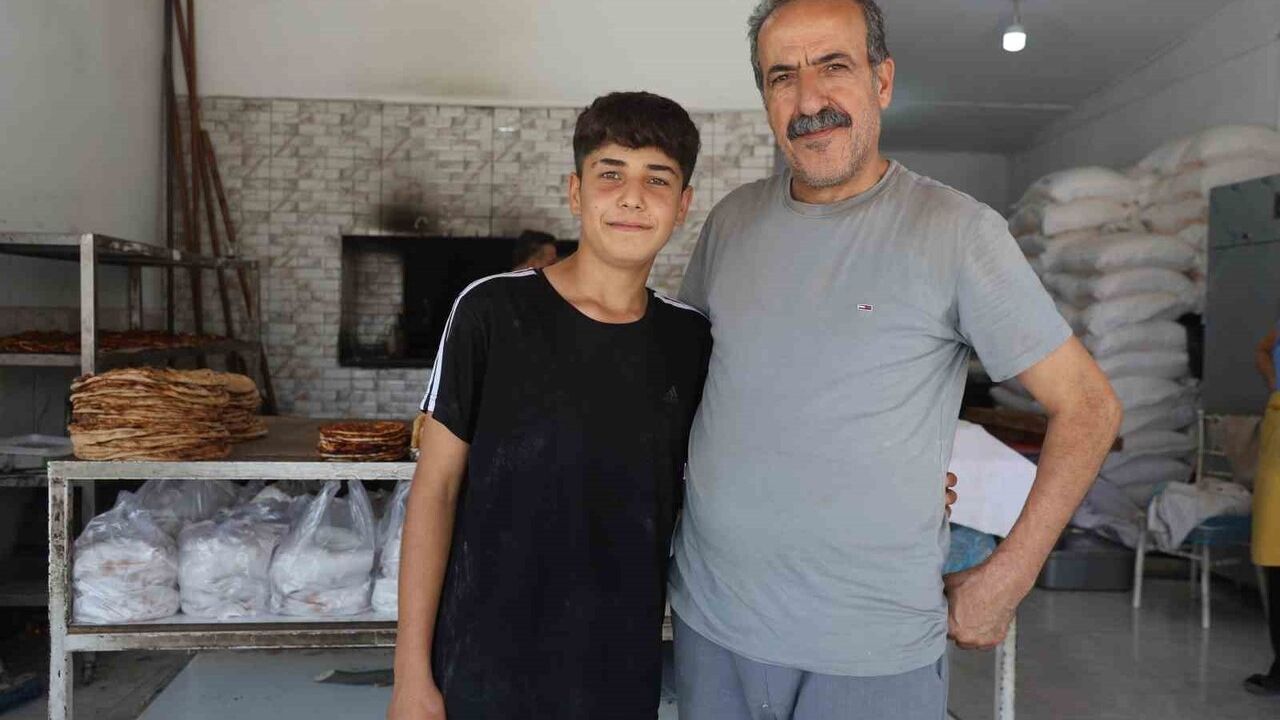 10 yaşında çıraklığa başlayan Memiş Akçakaya, 6 yıldır fırıncılıkta ustalaşmayı hedefliyor