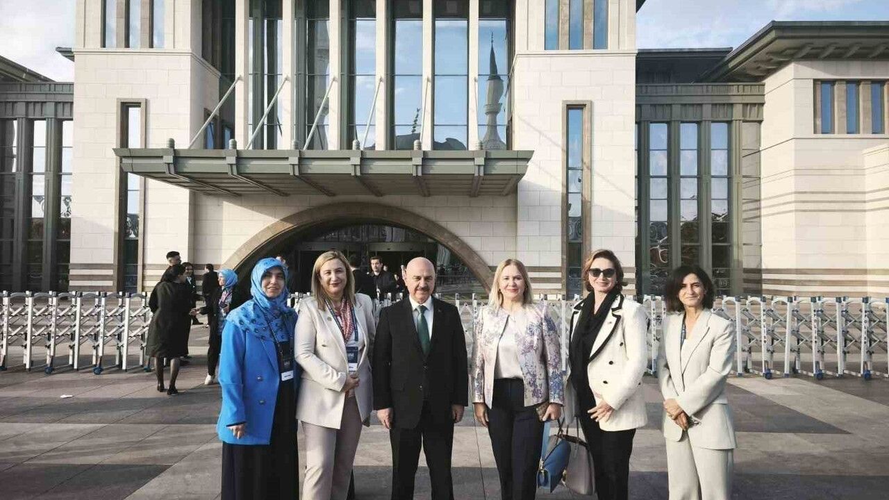 11. Türk Tıp Dünyası Kurultayı'nda Prof. Dr. Meral Kekeçoğlu'na teşekkür belgesi