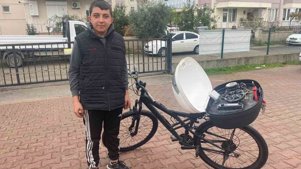 16 yaşındaki özel öğrenci Bayram Efe, bisikletine bağladığı müzik sistemiyle tutkusu olan müziği paylaşıyor