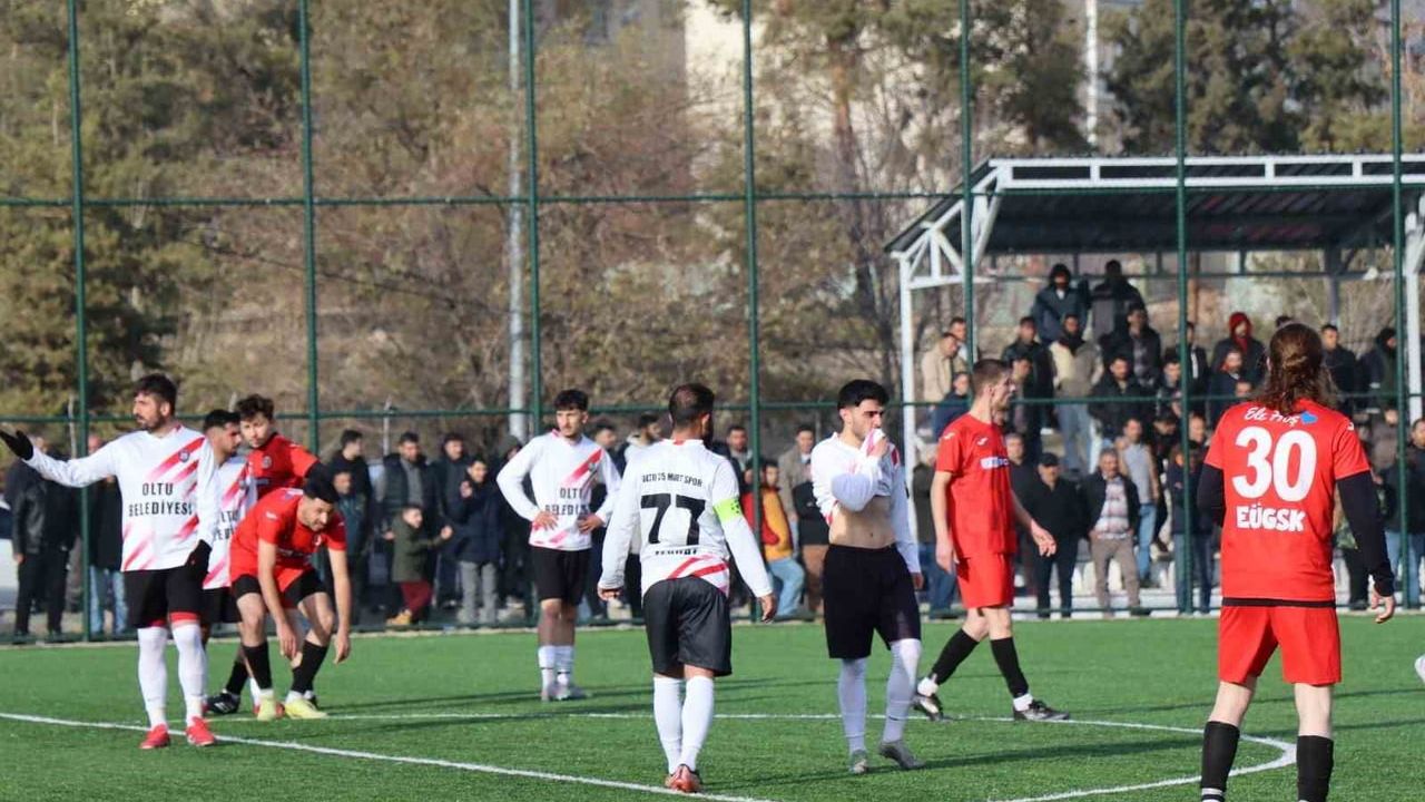 25 Mart Oltu Belediyespor, Erzurum Üniversiteli Gençler'i 3-1 Yenerek İlk Yarının Lideri Oldu