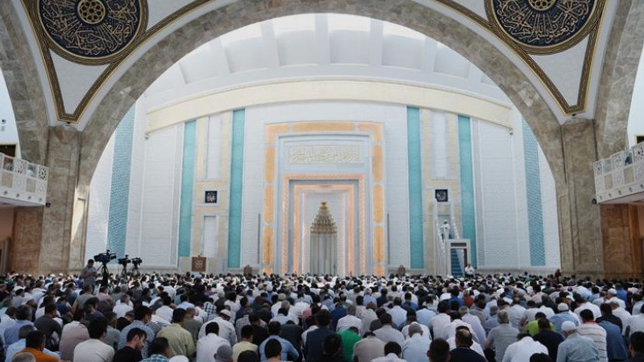 26 Aralık 2025 Cuma Hutbesi: Diyanet'ten 'Kimliğimiz Geleceğimizdir' ve Yılbaşı Uyarısı