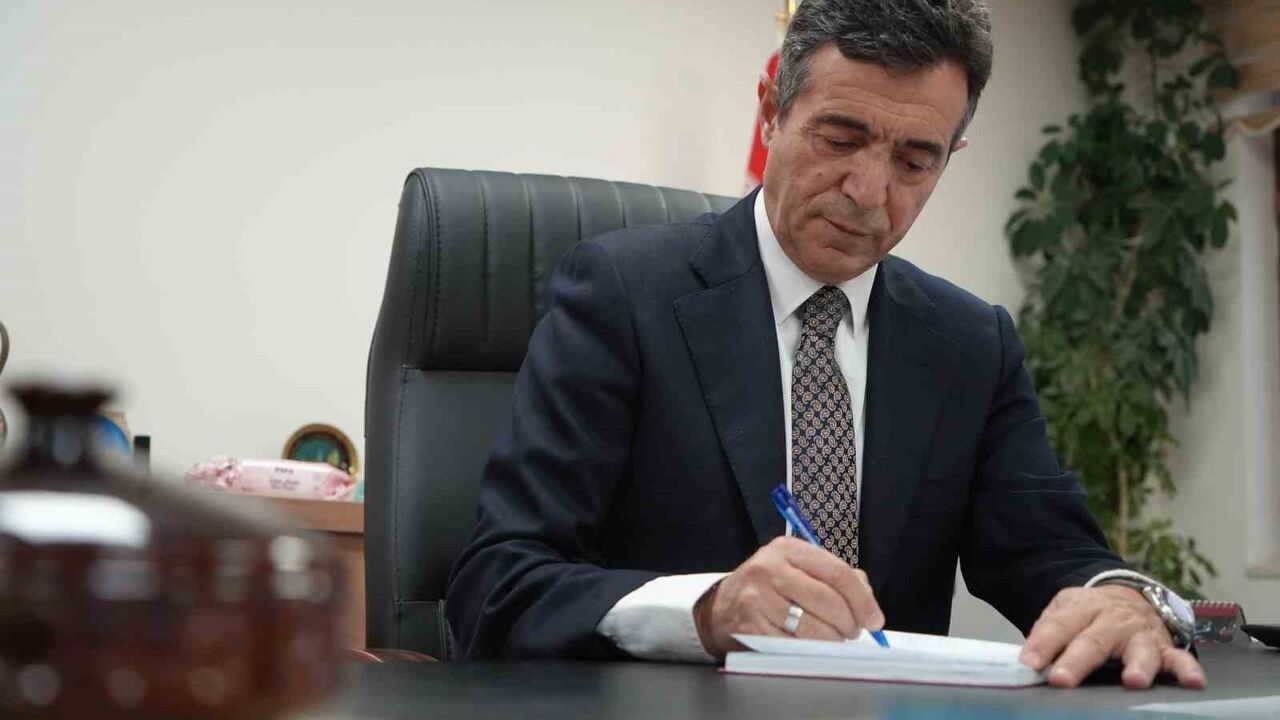 40 yıl sonra mezun olduğu okula müdür olarak döndü: Ensar Çeker okul günlüğü tutuyor