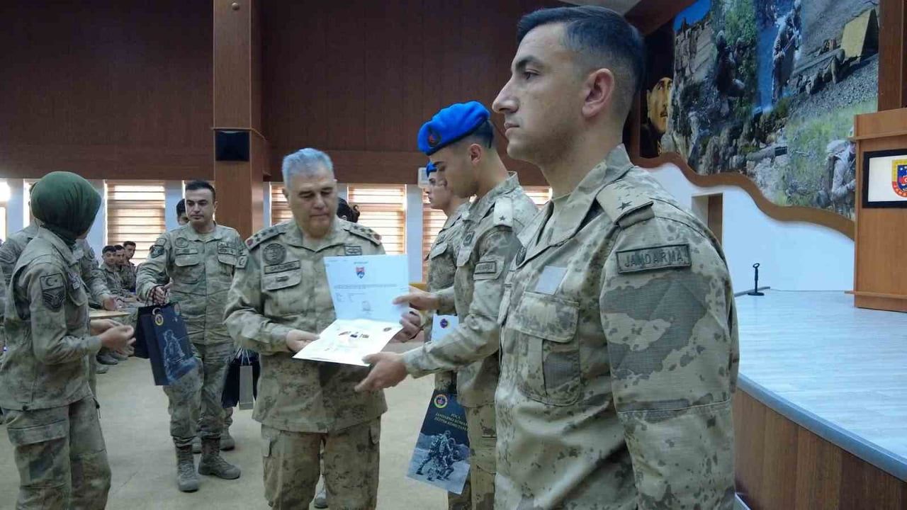 571 genç komando Foça'da mezun oldu: Orgeneral Ali Çardakcı 'Gönül Coğrafyası' vurgusu