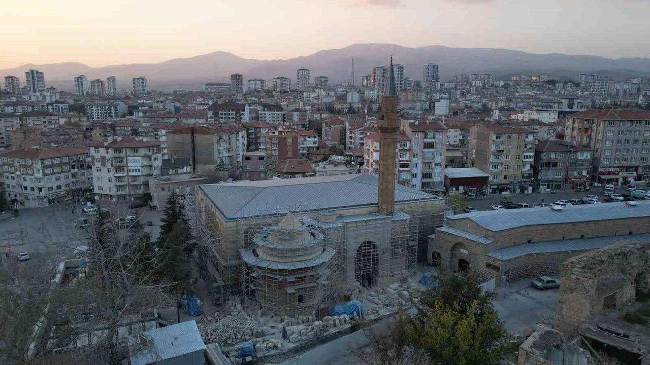 690 yıllık Sungurbey Camii aslına uygun şekilde restore ediliyor