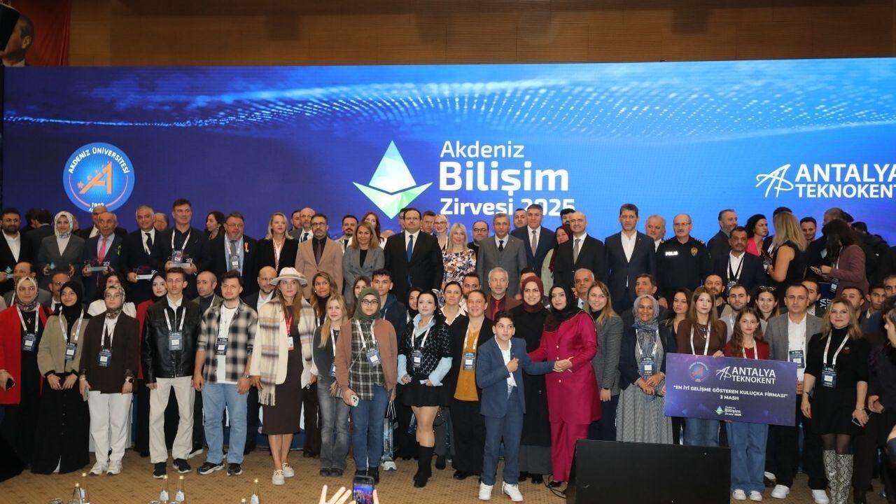 9. Akdeniz Bilişim Zirvesi Antalya'da başladı: Sürdürülebilir yapay zekâ vurgusu