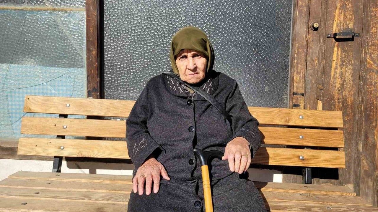 90 yaşındaki Fikriye Güller, Kemaliye manilerini hafızasında yaşatıyor