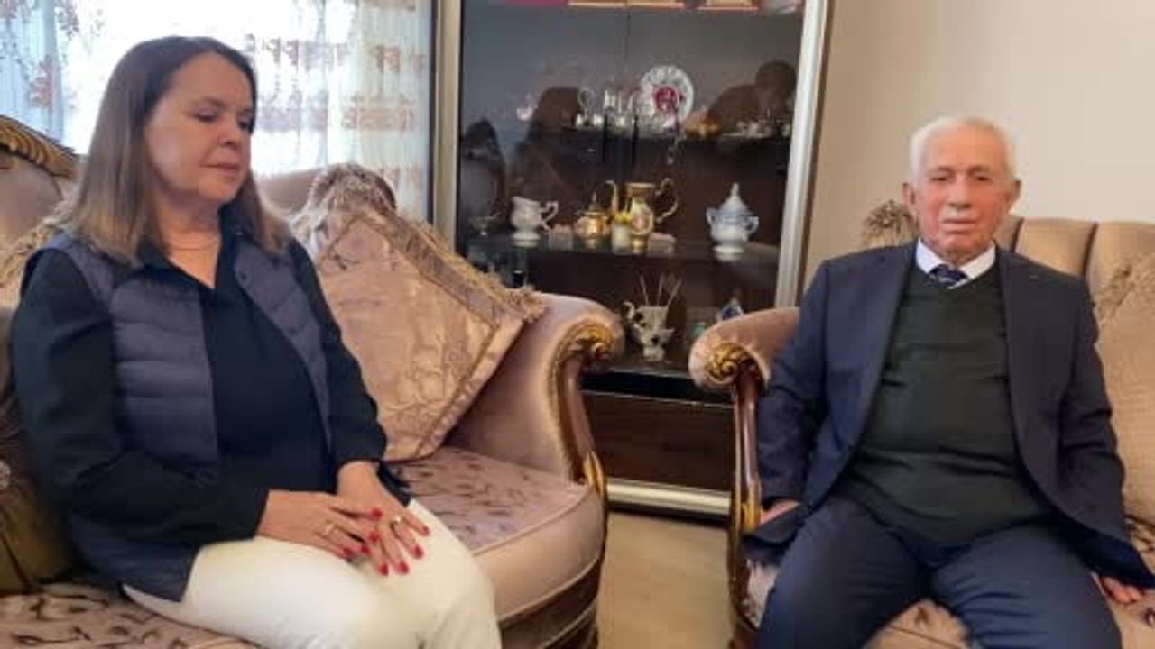 93 yaşındaki Mehmet Özcan son birikimi 10 Cumhuriyet altınını Jandarma Asayiş Vakfı'na bağışladı