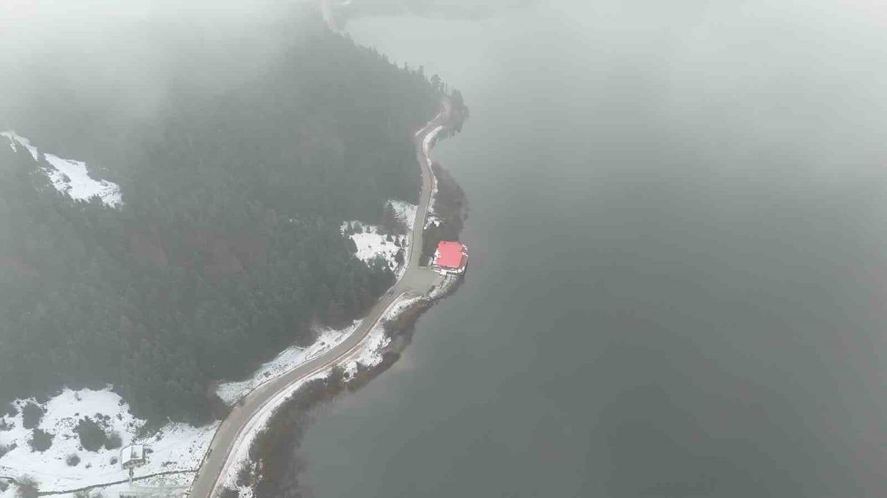 Abant Gölü Milli Parkı'nda Kış: Sis ve Karın Oluşturduğu Kartpostallık Manzaralar