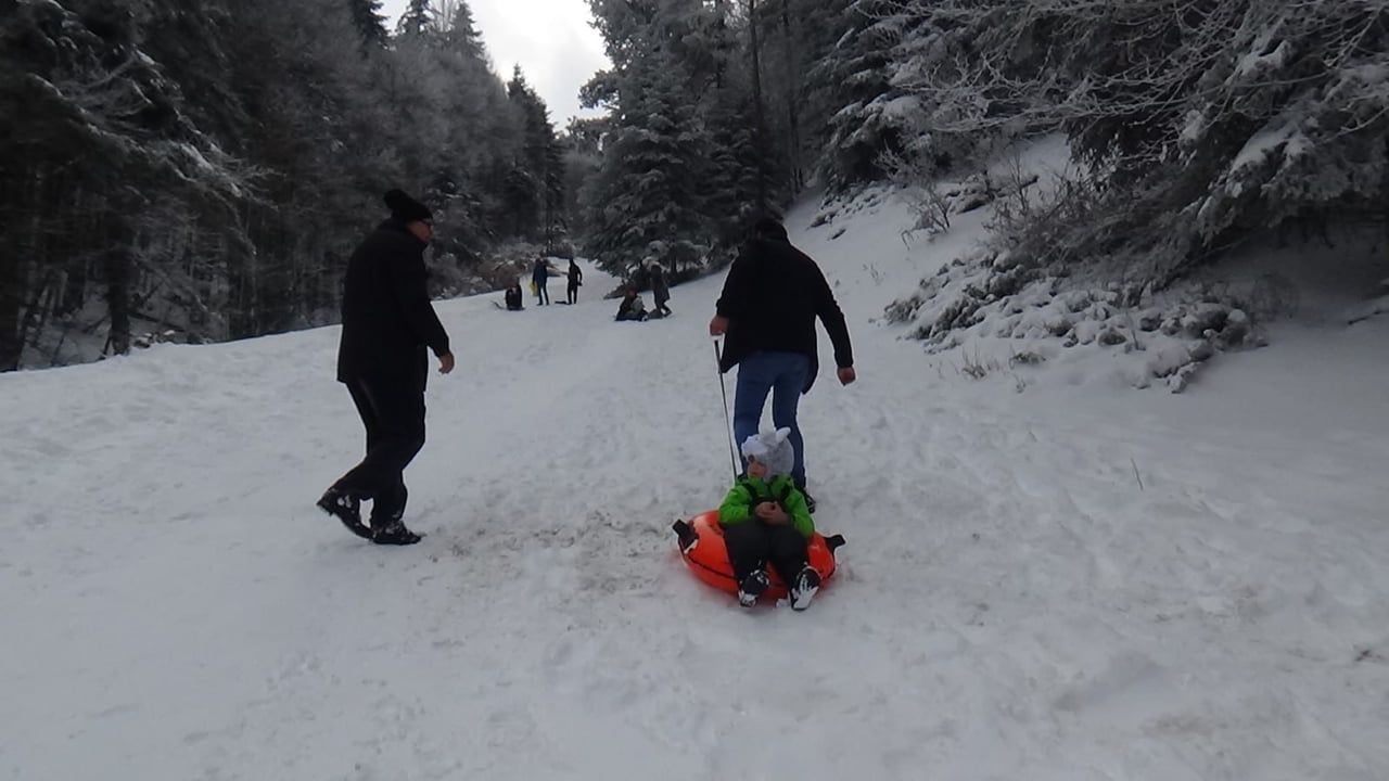 Abant’ta kar keyfi: Ziyaretçiler şambrel ve poşetle kaydı