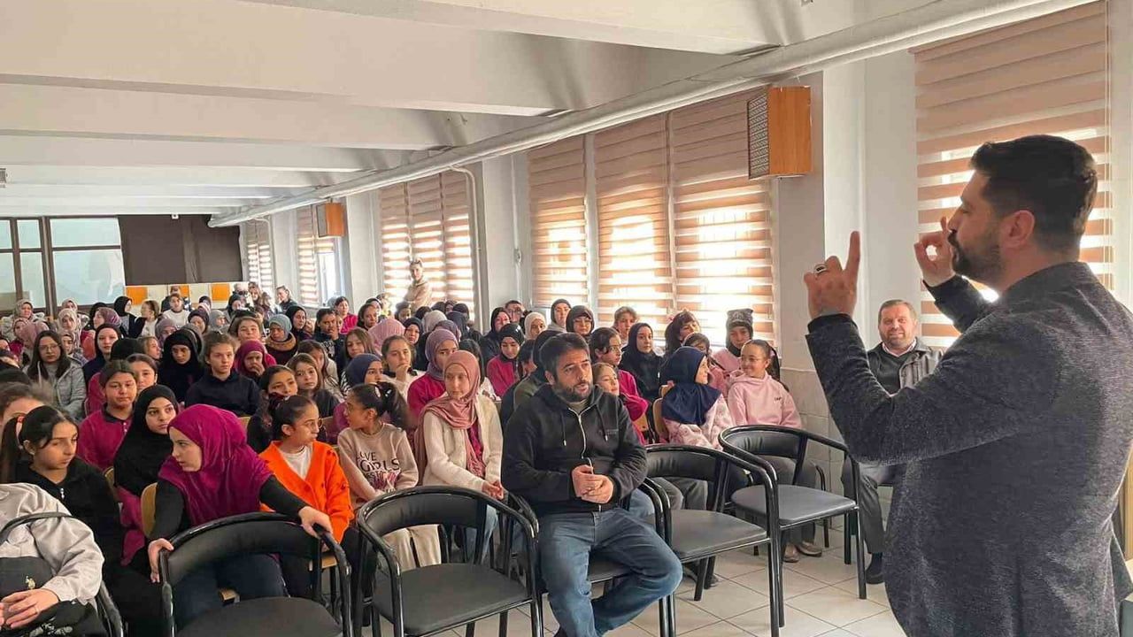 Abdurrahman Sarar İmam Hatip Ortaokulunda 'Peygamber Efendimiz ve Aile Hayatı' semineri