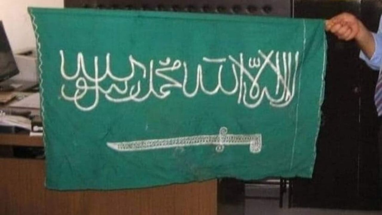 Acıpayam’da 300 yıllık Yazır Sancağı hurda çuvallarının içinden çıktı