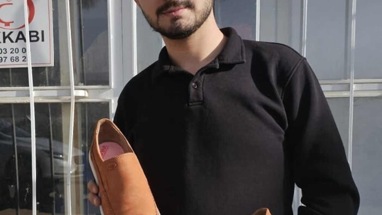 Acıpayam'da Ayakkabı Tasarım Öğrencileri Babaları İçin El Yapımı Ayakkabı Üretti