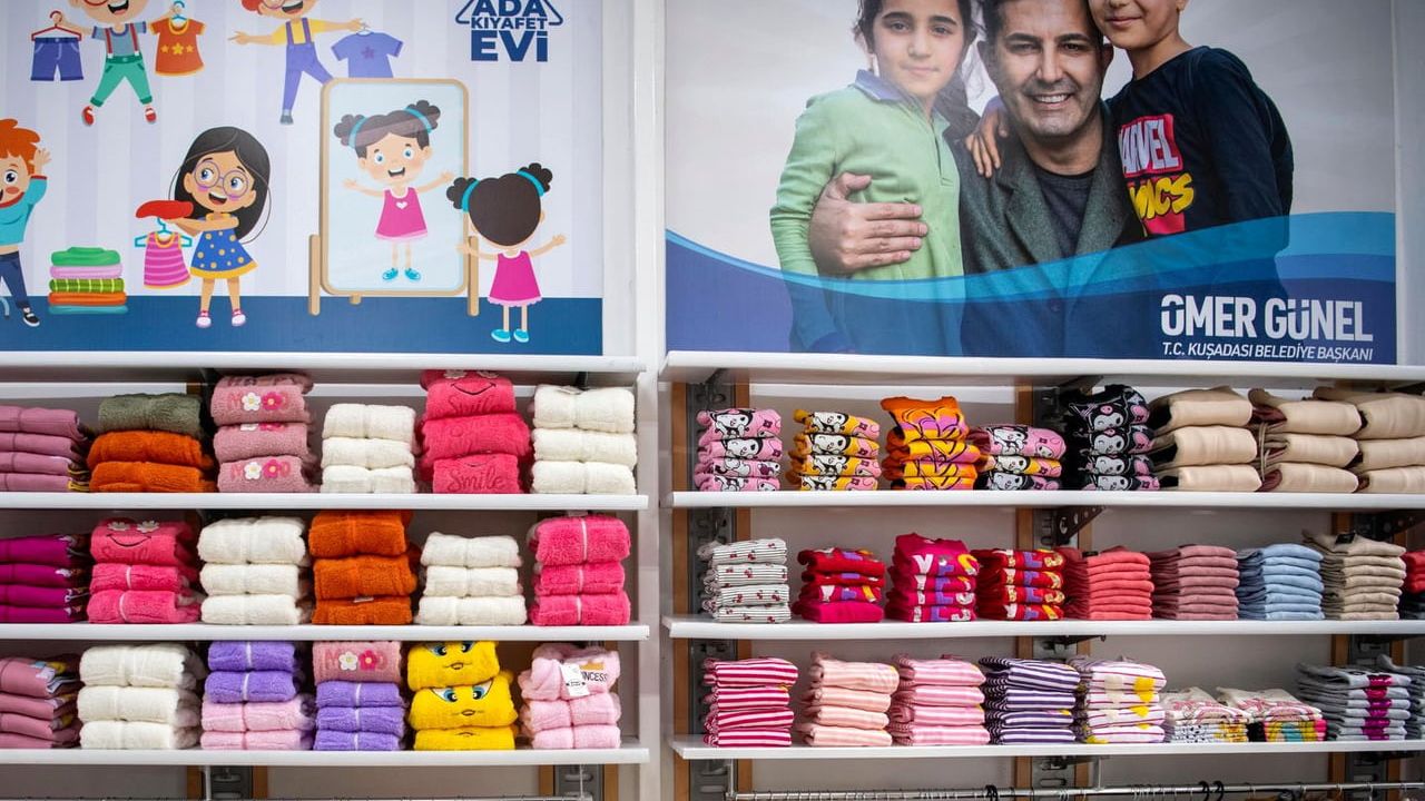 Ada Kıyafet Evi Kuşadası'nda dayanışma örneği: İhtiyaç sahibi çocuklara ücretsiz kıyafet