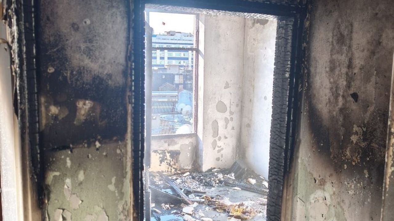 Adana Çınarlı Mahallesi'nde 6. katta çıkan yangın itfaiye ekiplerince söndürüldü