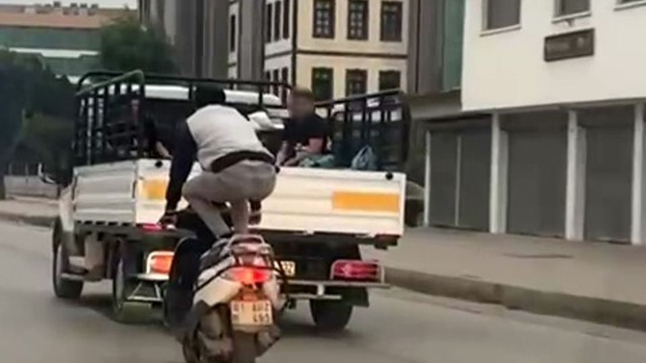 Adana D-400'de Motosiklet Sürücüsünün Çömelip Yatarak Sürüş Anları Kamerada