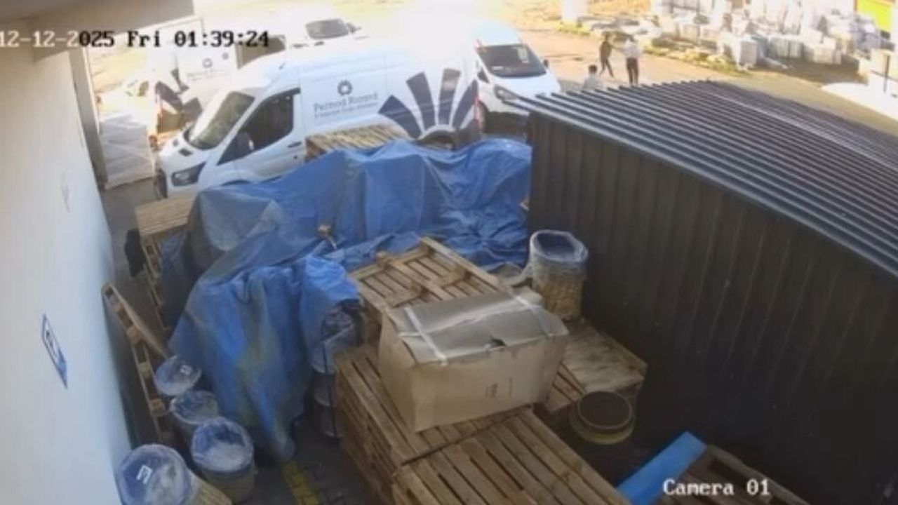 Adana'da 19 yaşındaki genç bıçaklanarak öldü; zanlı balkondan atlayıp yakalandı