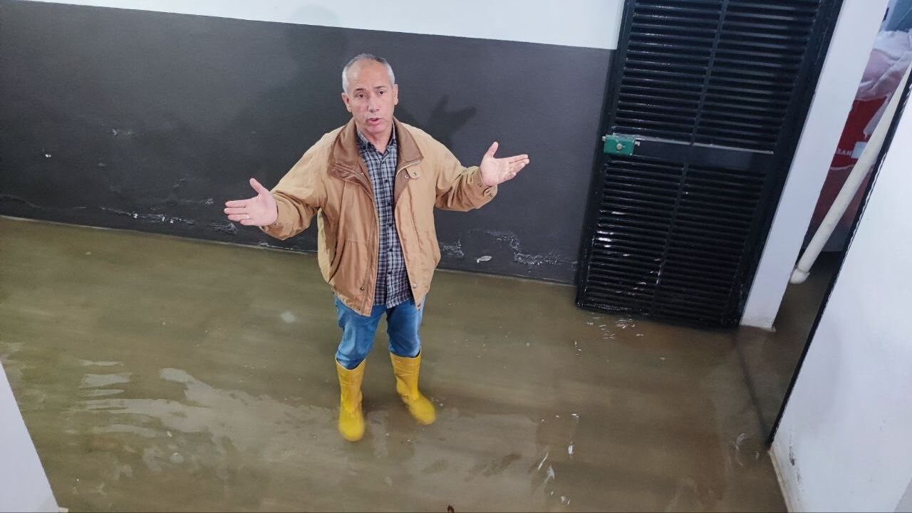 Adana'da 6 yıldır süren kanalizasyon sorunu: Hilal Apartmanı bodrumu güneşte bile suyla doluyor