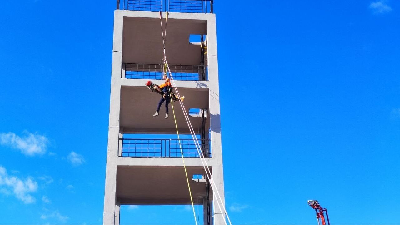 Adana'da AFAD koordinasyonunda gerçekçi deprem tatbikatı: Uçurumdaki araçtan kurtarma yapıldı