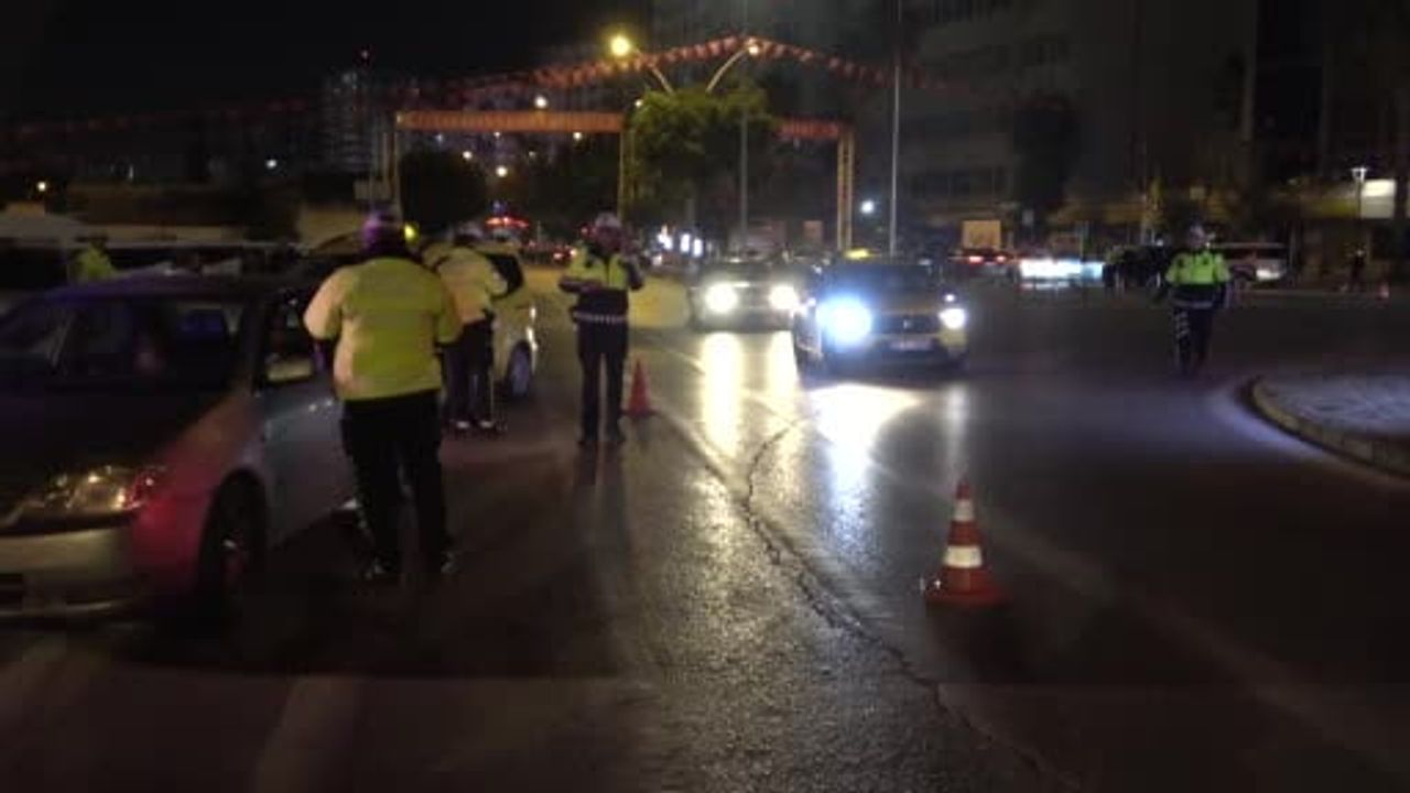 Adana'da akşam trafik denetiminde 60 sürücüye 495 bin 593 TL ceza