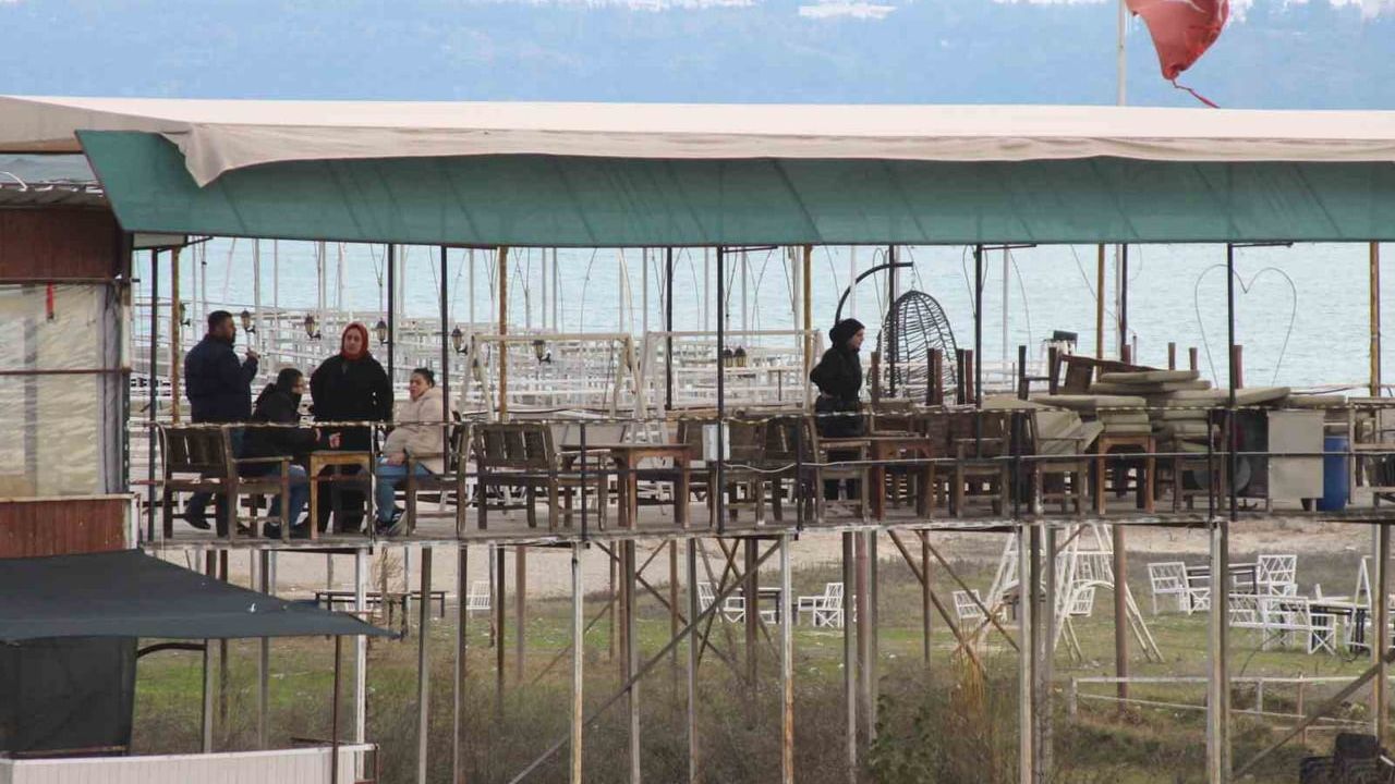 Adana'da Amerikan Adası'nda yıkım gerginliği: İş yerleri ateşe verildi, bir kişi kendine zarar verdi