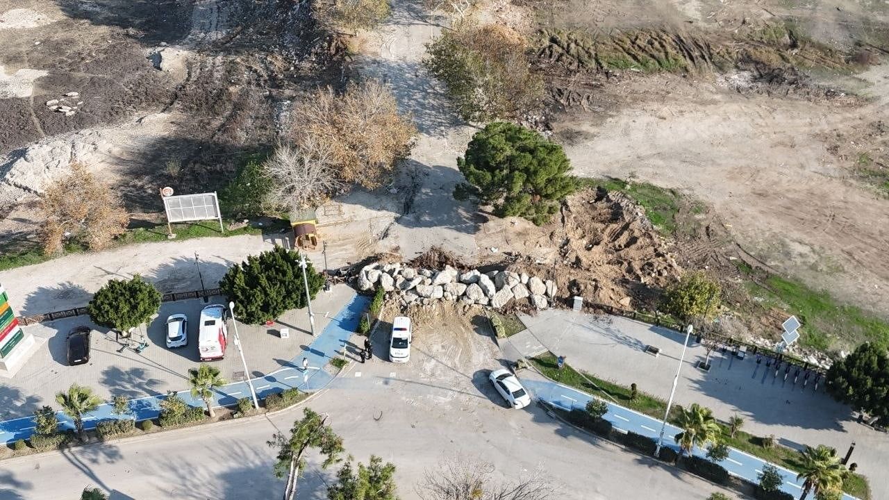 Adana'da Amerikan Adası'ndaki kaçak yapılar yıkıldı, giriş kayalarla kapatıldı