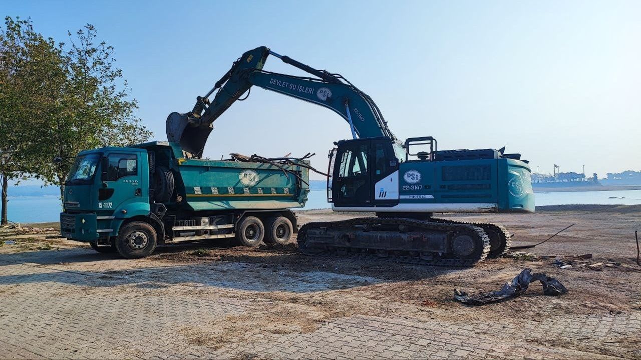 Adana’da Amerikan Adası’ndaki kaçak yapıların yıkımı ikinci gününde; kıyı temizliği sürüyor