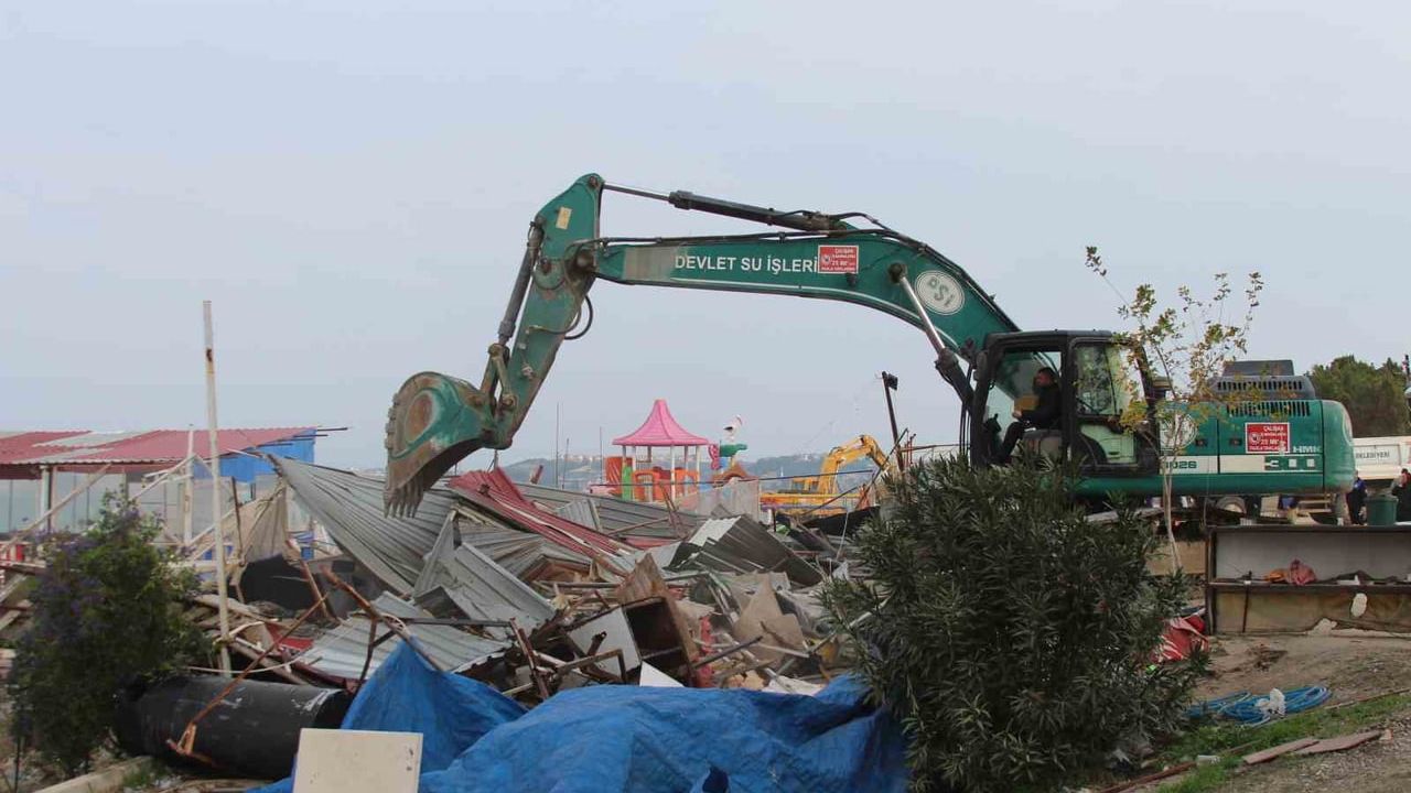 Adana'da Amerikan Adası'ndaki yıkım başladı: Kepçeler iş yerlerini yıktı