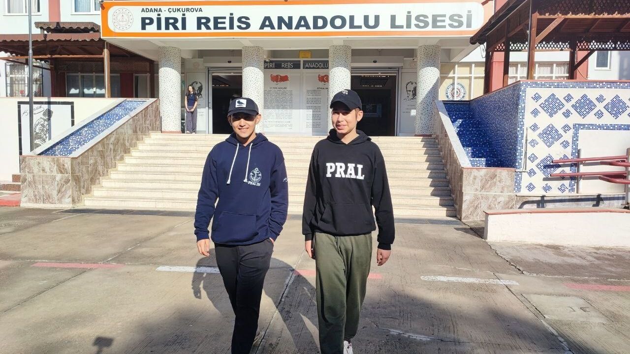 Adana’da aynı okulun iki öğrencisi kanseri yenip balonlarla karşılandı