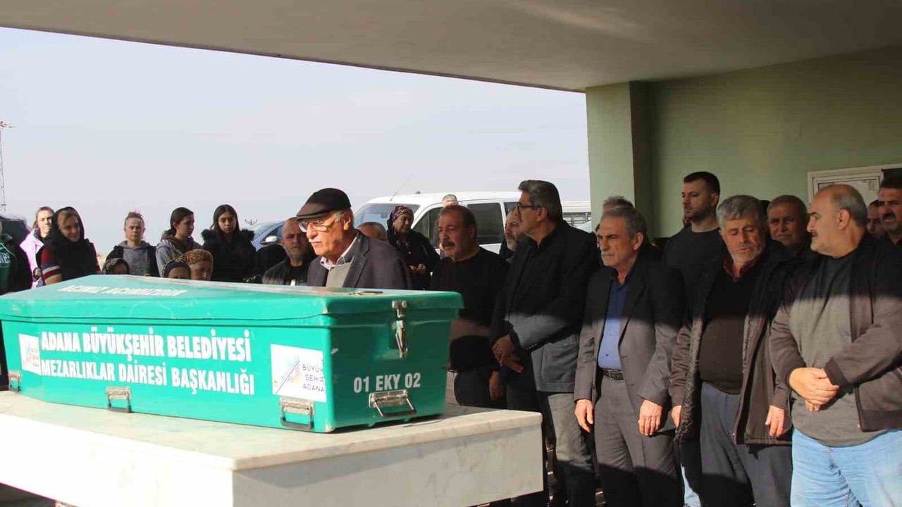 Adana'da babası tarafından öldürülen iki kardeş toprağa verildi