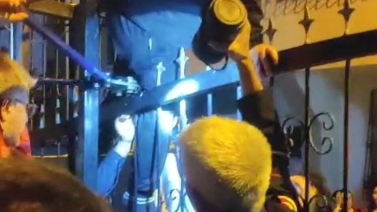 Adana'da bahçe kapısından geçerken bacağına demir korkuluk saplanan çocuk hastaneye kaldırıldı