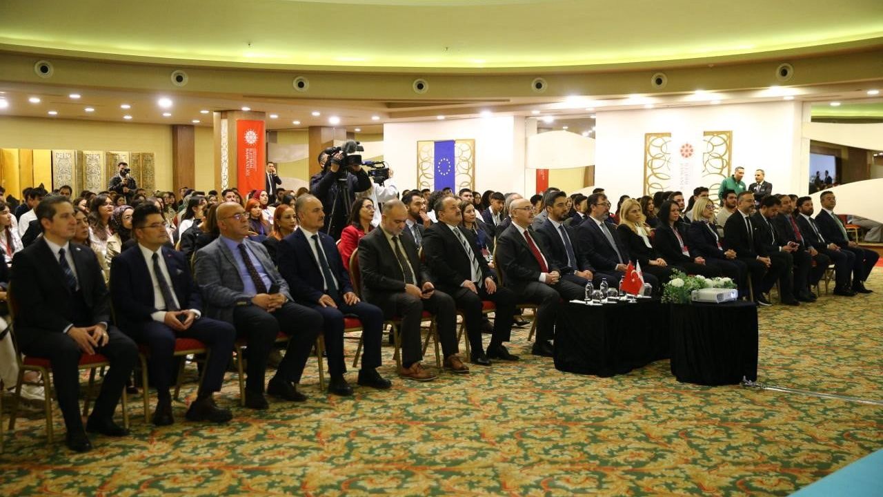 Adana'da 'Dijital Dünyada Güvenli Kalmak' Zirvesi: Dezenformasyon ve Dijital Okuryazarlık Öne Çıktı